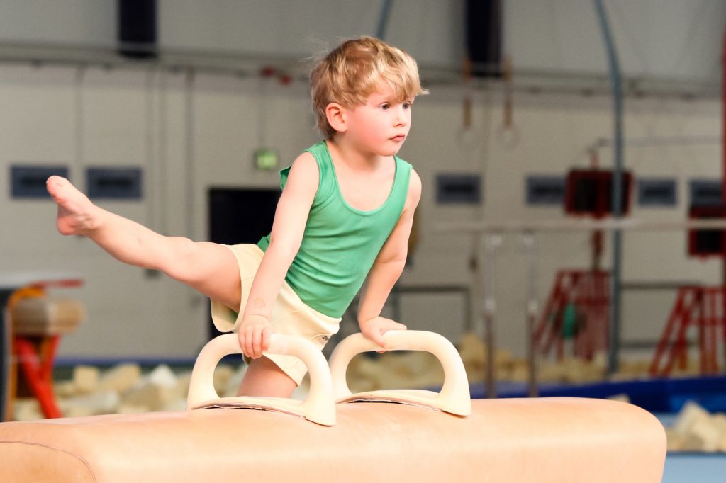 Gimnasia rítmica deportes niño, gimnasia, niño, niños, niñito png